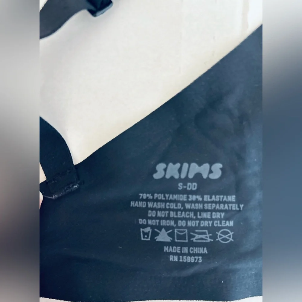 SKIMS‎ Elegant Black V-Neck Bra - Picture 6 of 12
